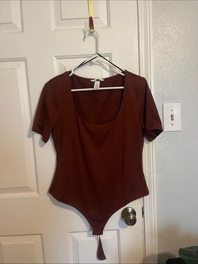 H&M Burgundy Scoop Neck Short Sleeve Bodysuit